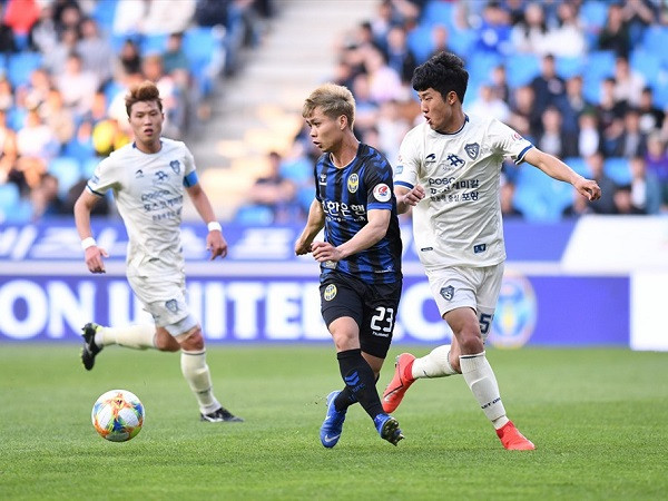 Cần nhớ rằng sự tương tác trên sân rất quan trọng trong việc vận hành chiến thuật. Tôi nghĩ rằng đó là điểm yếu lớn nhất của Công Phượng. Nếu giao tiếp với các đồng đội trên sân tốt hơn, cậu ấy sẽ được sử dụng nhiều hơn”. HLV Yoo Sang Chul cho biết thêm.