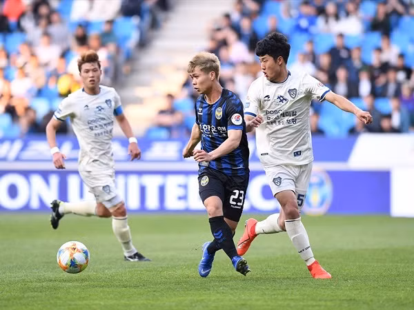 Cần nhớ rằng sự tương tác trên sân rất quan trọng trong việc vận hành chiến thuật. Tôi nghĩ rằng đó là điểm yếu lớn nhất của Công Phượng. Nếu giao tiếp với các đồng đội trên sân tốt hơn, cậu ấy sẽ được sử dụng nhiều hơn”. HLV Yoo Sang Chul cho biết thêm.