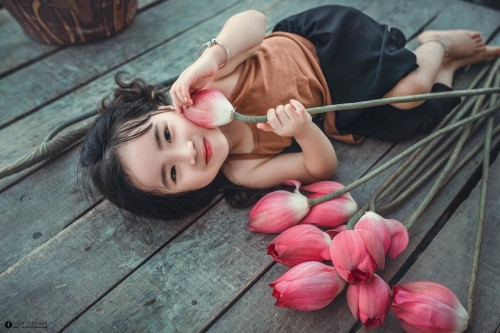 Trong trang phục áo yếm, với tạo hình một cô công chúa tóc xù, cô bé đã khiến người xem đều phải công nhận “cô bé xinh quá” và “đáng yêu quá”.