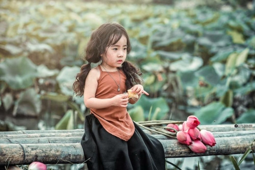 Tạo dáng bên những đóa hoa sen thơm ngát.