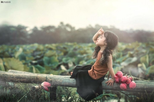 Cô bé dù còn nhỏ tuổi, thế nhưng có biểu cảm gương mặt rất cuốn hút.