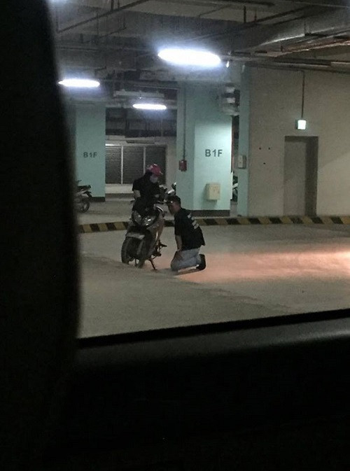 Hiện tại, hành động của anh chàng này đang nhận được rất nhiều phản ứng trái chiều của cư dân mạng. Nhiều người cho rằng anh chàng sẽ khiến cô nàng cảm thấy ngại ngần khi cứ quỳ gối như vậy dưới trời nắng.