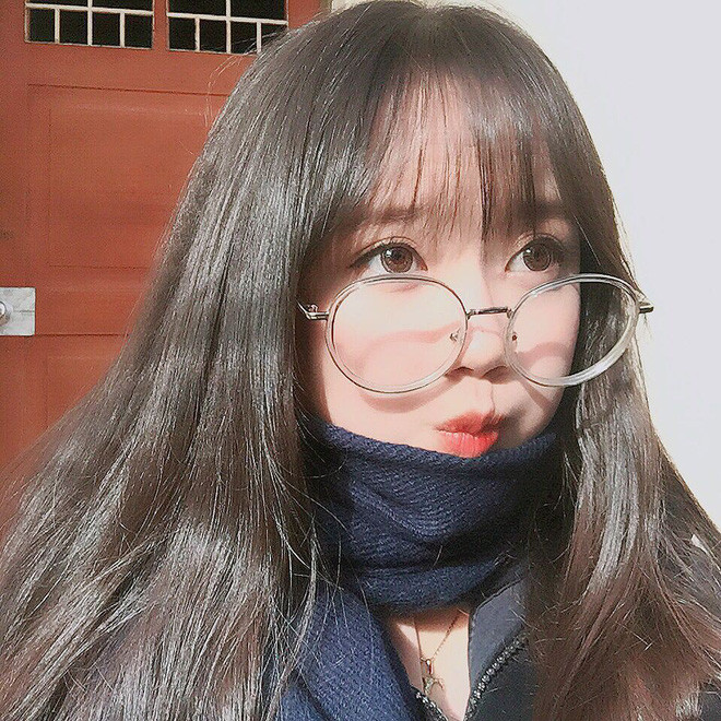 Thậm chí, nhiều dân mạng còn khẳng định rằng Kiều Trang là hot girl đeo kính và chính điểm này đã tạo nên thương hiệu của cô bạn trên mạng xã hội.