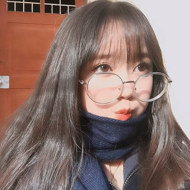 Thậm chí, nhiều dân mạng còn khẳng định rằng Kiều Trang là hot girl đeo kính và chính điểm này đã tạo nên thương hiệu của cô bạn trên mạng xã hội.