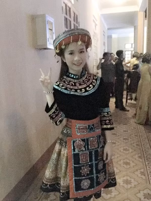 Cụ thể, những ngày gần đây nhiều cư dân mạng đã chung tay chia sẻ một clip dài hơn 1 phút ghi, lại cảnh cô gái trong trang phục dân tộc hát nhép liên tục 3 ca khúc đình đám gây bão. Điểm đáng chú ý, chủ nhân của clip này lại là một cô gái diện lên mình bộ trang phục đồng bào người H'Mông, với gương mặt ưa nhìn cùng những biểu cảm dễ thương.