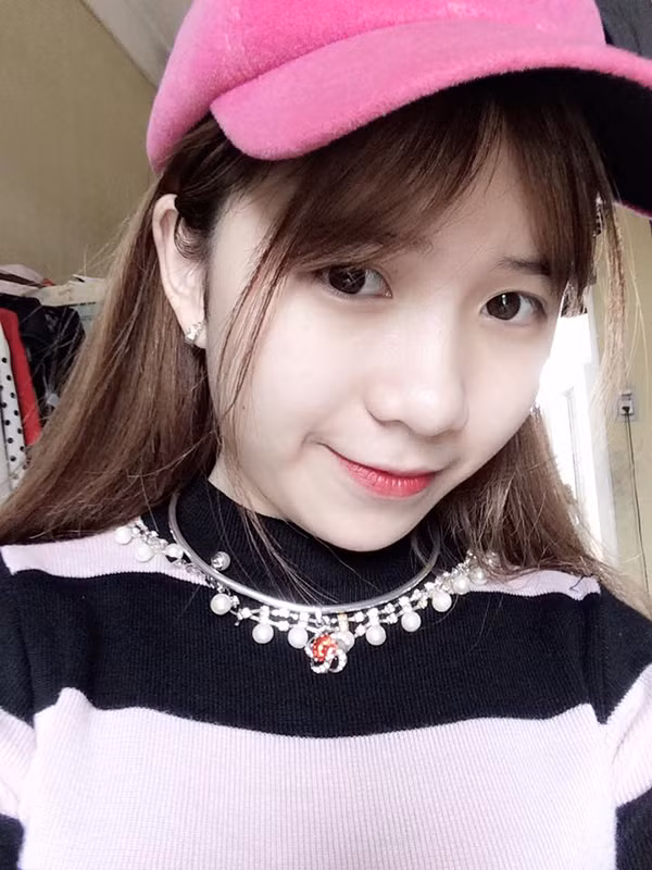 Tìm hiểu trên trang cá nhân của "cô gái dân tộc" 10X nổi lên nhờ hát nhép, nhiều người biết thêm rằng Đỗ Hằng có năng khiếu và đam mê với nghệ thuật, đặc biệt là ca hát. Cô bạn 10X từng tham gia nhiều cuộc thi, nhiều chương trình văn nghệ và có kha khá thành tích tại trường.