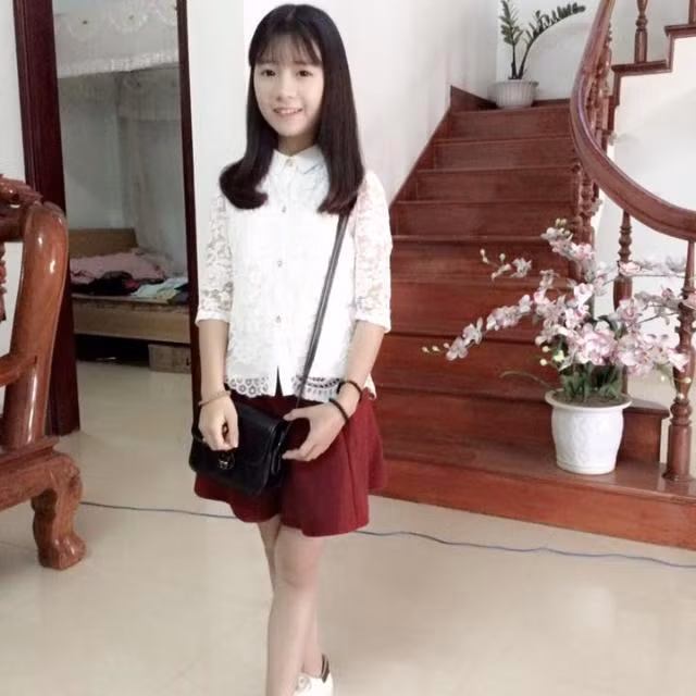 Cũng trên trang cá nhân Facebook của Đỗ Thị Hằng, nhiều dân mạng còn tìm thêm được những clip cô bạn quê Yên Bái này khoe giọng hát thật trong các chương trình văn nghệ mình từng tham gia.