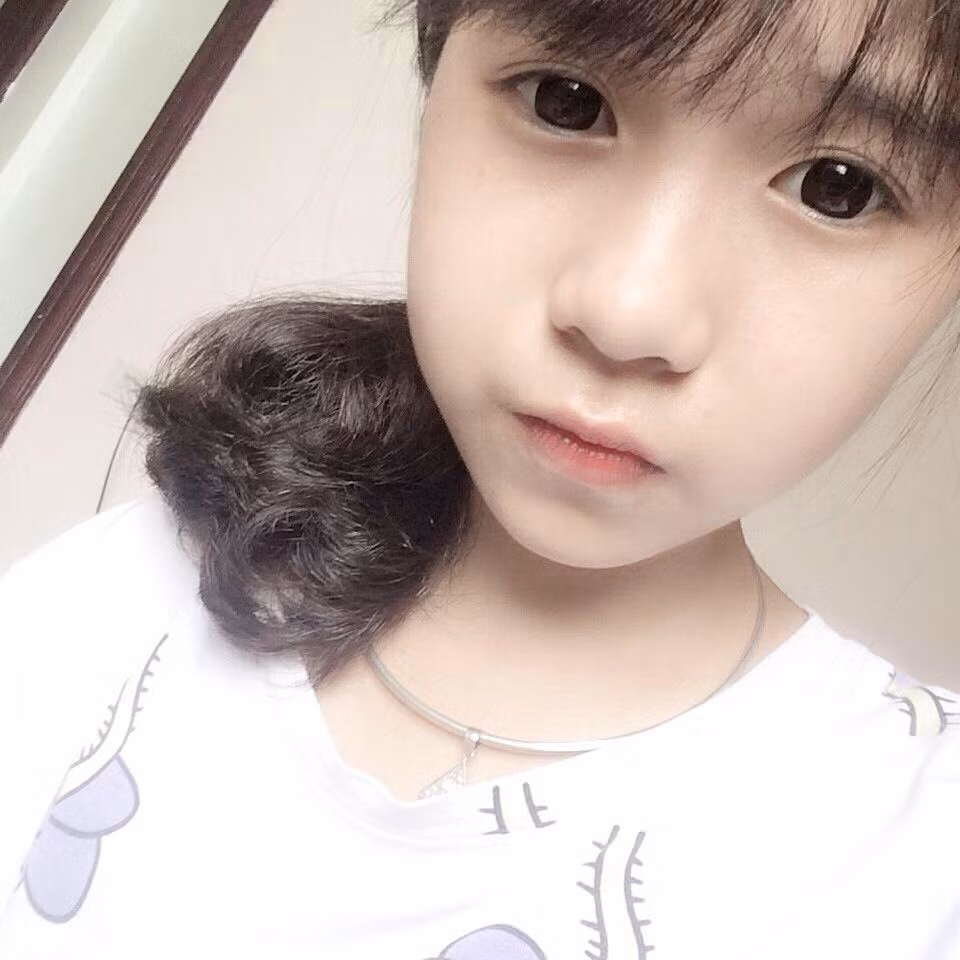 Sau khi bất ngờ nổi tiếng nhờ clip hát nhép vui nhộn và đầy biểu cảm của mình, Đỗ Thị Hằng chia sẻ cơ duyên để cô làm clip này là trong một lần biểu diễn, tranh thủ giờ nghỉ, cô bạn đã dành ra vài phút để thực hiện với mục tiêu vui vẻ chứ không ngờ lại được nhiều người chú ý tới.