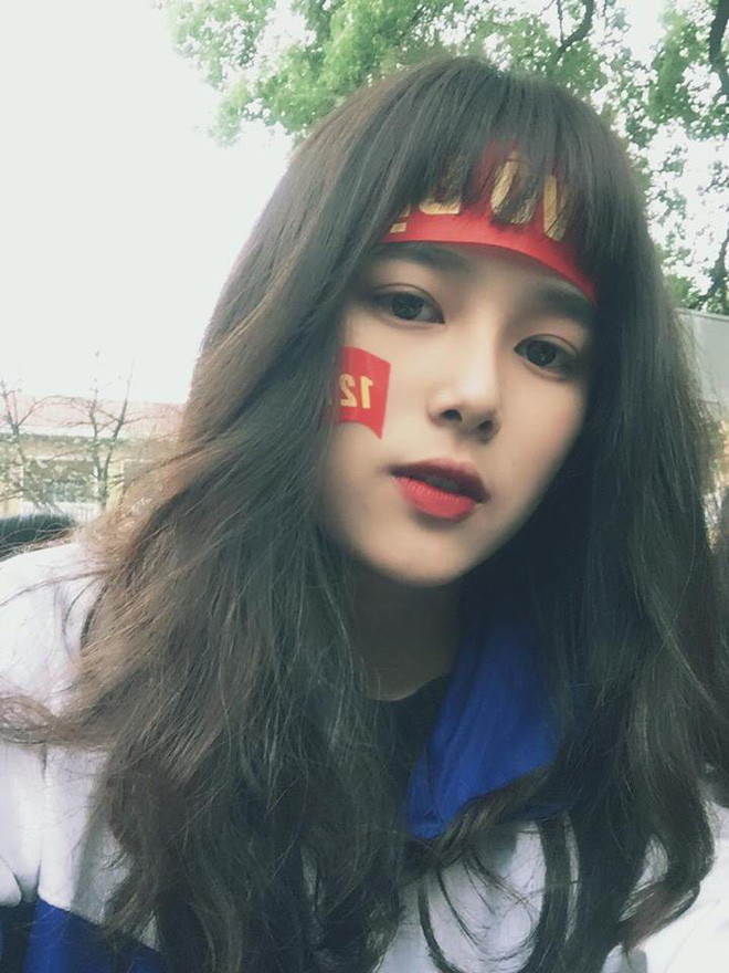 Mỗi ngày trôi qua, mạng xã hội lại xuất hiện những cô gái xinh đẹp mà bất cứ ai gặp cũng phải đê mê. Người đó không nhất thiết phải có cằm V-line, body chuẩn hay có tố chất đặc biệt, đơn cử như nữ sinh 10X Phú Thọ có tên Nguyễn Tùng Mai. Ảnh: FBNV