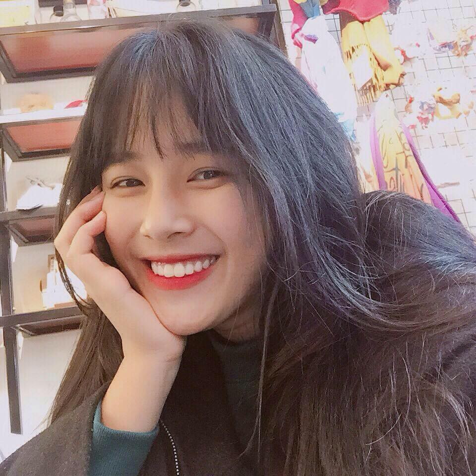 Nụ cười "xinh ơi là xinh" của Tùng Mai cũng là thứ vũ khí bí ẩn mà cô bạn này chinh phục người khác. Ảnh:FBNV