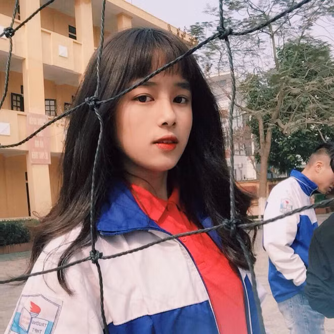 Tùng Mai tên đầy đủ là Nguyễn Tùng Mai (sinh năm 2000), hiện cô gái sở hữu gương mặt hot girl này đang theo học tại trường THPT Trần Phú, Việt Trì, tỉnh Phú Thọ. Ảnh:FBNV