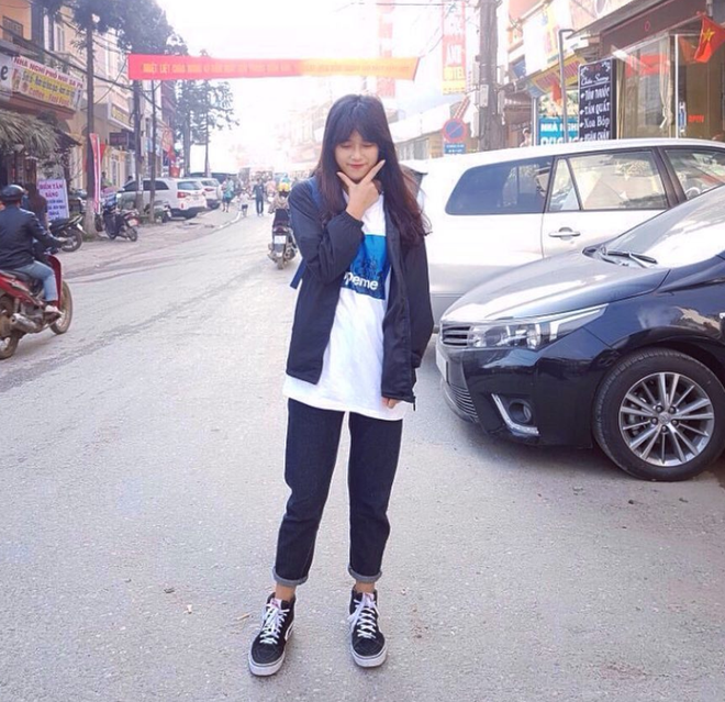 Cùng ngắm những hình ảnh mới nhất của cô nữ sinh 10X Phú Thọ gây ấn tượng bởi mái tóc ngố. Ảnh: FBNV