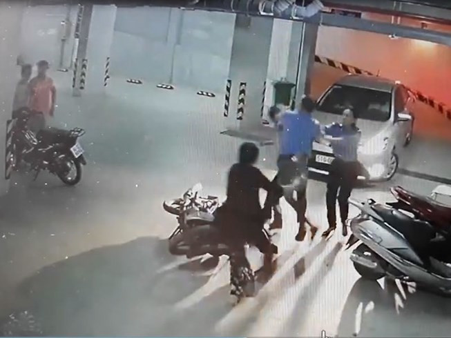 Còn tại Việt Nam cũng vì bị cho rằng đỗ xe sai quy định và không đóng tiền phạt, một người đàn ông bị bảo vệ đánh đổ máu đến phải nhập viện từng gây xôn xao cộng đồng mạng.
