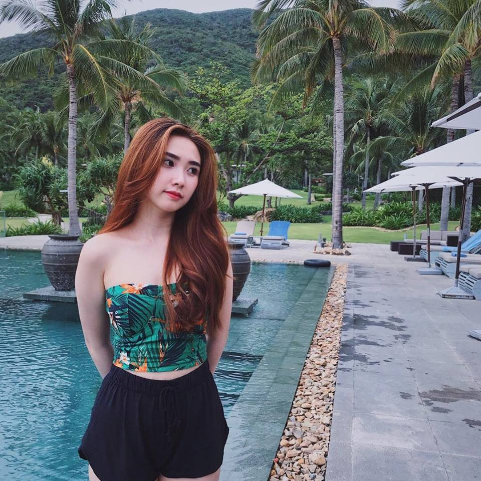 Còn về phía Thanh Mèo, cô nàng này rất thích khoe dáng trong rất nhiều kiểu bikini khác nhau.