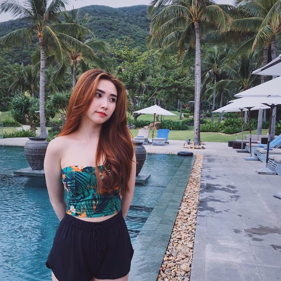 Còn về phía Thanh Mèo, cô nàng này rất thích khoe dáng trong rất nhiều kiểu bikini khác nhau.