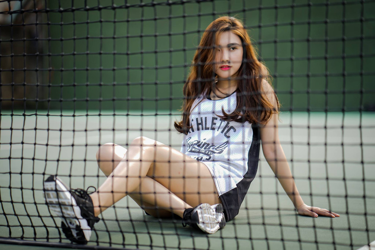 Chẳng những thế, người yêu Bùi Tiến Dũng còn sở hữu cả vòng eo con kiến và thường khoe nhiệt tình qua những trang phục thường ngày,