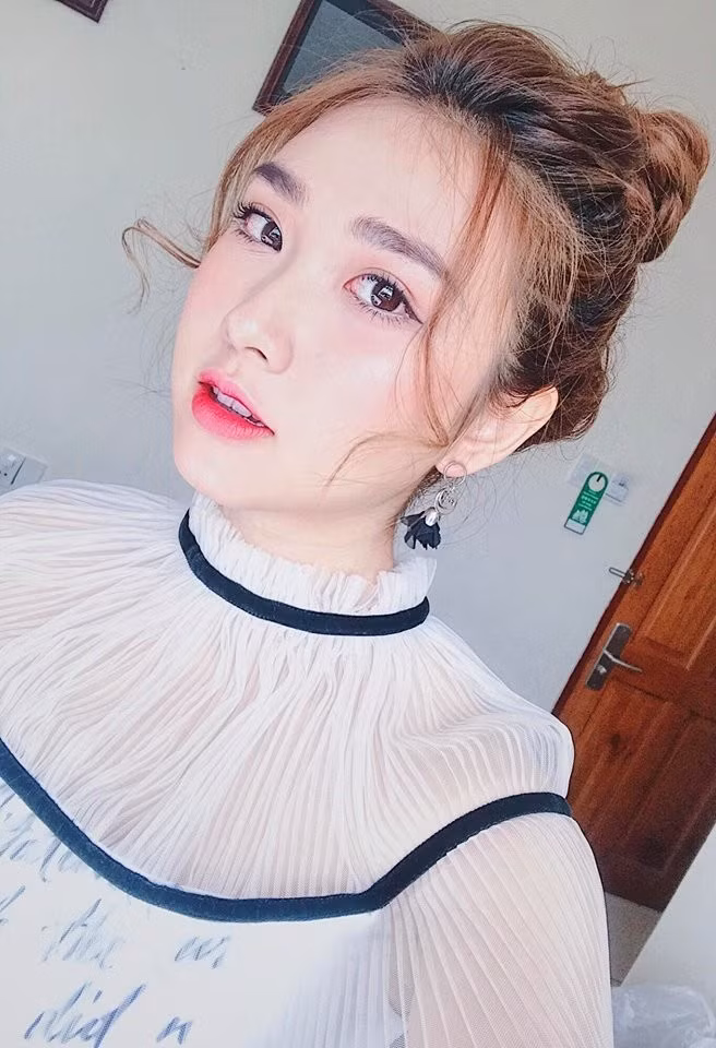 Theo thông tin từ cộng đồng mạng, cô gái này tên Lê Thị Thanh hay nickname Thanh Mèo. Chưa một lần hé lộ về người yêu nên thông tin về đám cưới trong năm tới sẽ làm khán giả và đặc biệt là người hâm mộ Bùi Tiến Dũng cực hoang mang.