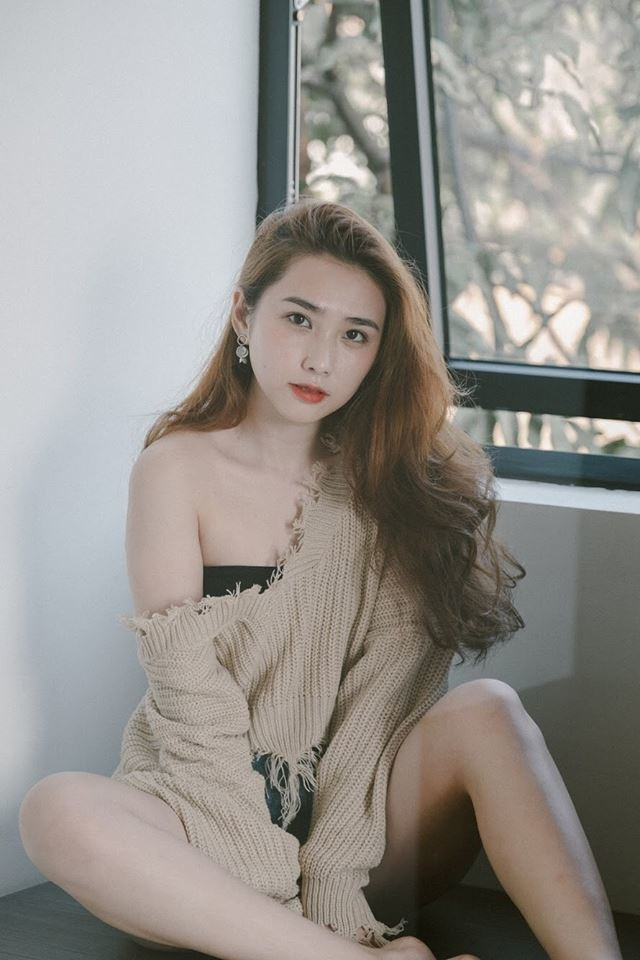 Cô gái lạ xuất hiện bên cạnh thủ môn Bùi Tiến Dũng sở hữu khuôn mặt xinh đẹp, làn da trắng không tì vết cùng với thân hình nóng bỏng, quyến rũ khó ai sánh kịp.