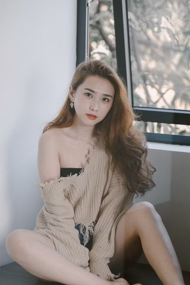 Cô gái lạ xuất hiện bên cạnh thủ môn Bùi Tiến Dũng sở hữu khuôn mặt xinh đẹp, làn da trắng không tì vết cùng với thân hình nóng bỏng, quyến rũ khó ai sánh kịp.