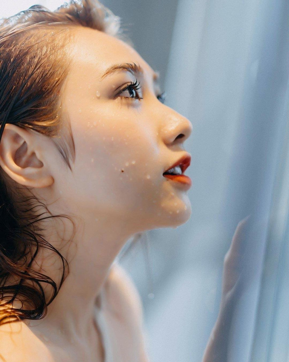 "Mẹ chị này có quán cơm chay ở Thủ Đức, Dũng công tác trong này ghé ăn hoài. Thanh này có chị gái tên Xuân, chủ hệ thống spa giàu lắm. Hai người lén lút đi chơi ghê lắm. Chị Thanh này chúa ghen luôn, Dũng quảng cáo hay quay với nữ là ghen lồng lộn lên", một cư dân mạng chia sẻ.