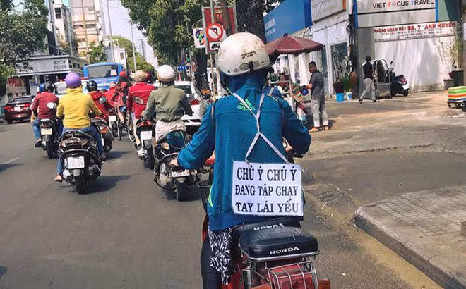 Tham gia giao thông tại Việt Nam luôn khiến nhiều người cảm thấy thú vị, không chỉ bởi âm thanh vui tai từ đường phố, mà còn có những tấm biển chỉ dẫn giao thông hay chính từ người đi đường với nhau. Cũng chính từ những tấm biển này khiến ai nấy phải ngoái lại để đọc cho kĩ rồi ôm bụng cười với ý nghĩa của chúng