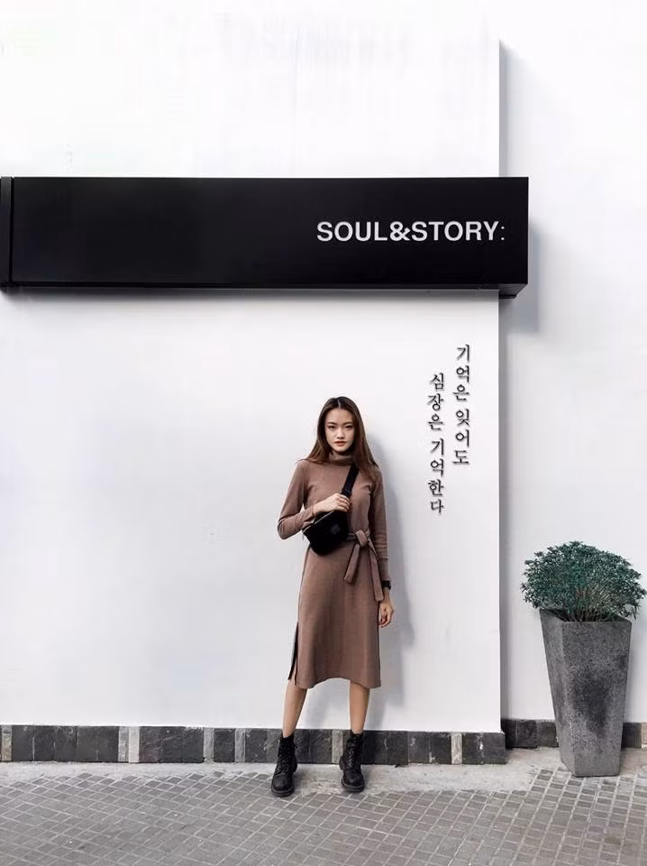 Có thể nói, trong khi những mặt tiền khác chuộng màu sắc rực rỡ, nổi bật, thì sự đơn giản nhưng không hề nhàm chán của bức tường này đã thu hút đông đảo bạn trẻ đến chụp ảnh mỗi ngày.