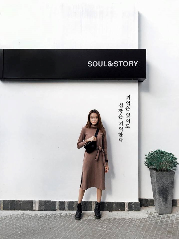 Có thể nói, trong khi những mặt tiền khác chuộng màu sắc rực rỡ, nổi bật, thì sự đơn giản nhưng không hề nhàm chán của bức tường này đã thu hút đông đảo bạn trẻ đến chụp ảnh mỗi ngày.