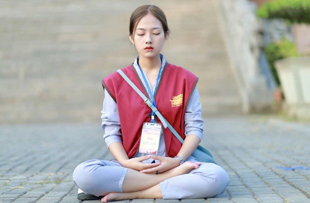 Được biết, cô gái này là Đào Lan Hương, sinh năm 2001. 10x Ninh Bình vừa hoàn thành kỳ thi THPT Quốc gia, và cô chọn khóa tu để tìm thấy sự bình yên, thoải mái sau một thời gian dài căng thẳng vì học hành, thi cử.