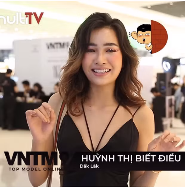 Huỳnh Thị Biết Điều (25 tuổi, model tự do) được biết thông qua một cuộc thi tìm kiếm người mẫu tài năng. Song nhờ bức ảnh chụp lại cô bạn cùng cái tên độc lạ, không đụng hàng mới là điều khiến Biết Điều chiếm được spotlight MXH.