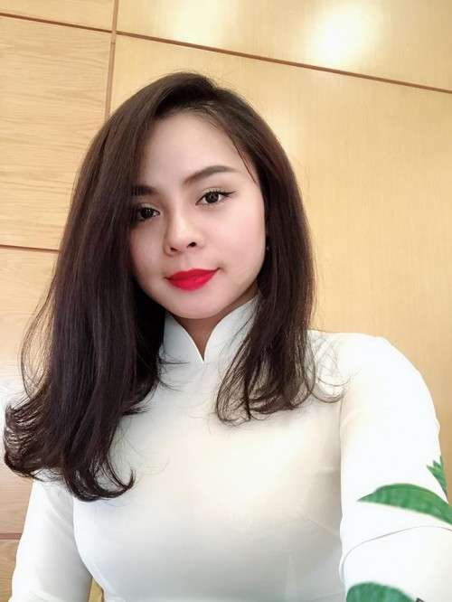 Là em gái, nên Lê Quỳnh đồng hành cùng anh trai trong rất nhiều sự kiện và các clip livestream. Cô còn thay mặt Hoa Vinh giải thích về phát ngôn "không nhận lời hát đám cưới" gây ồn ào thời gian qua.