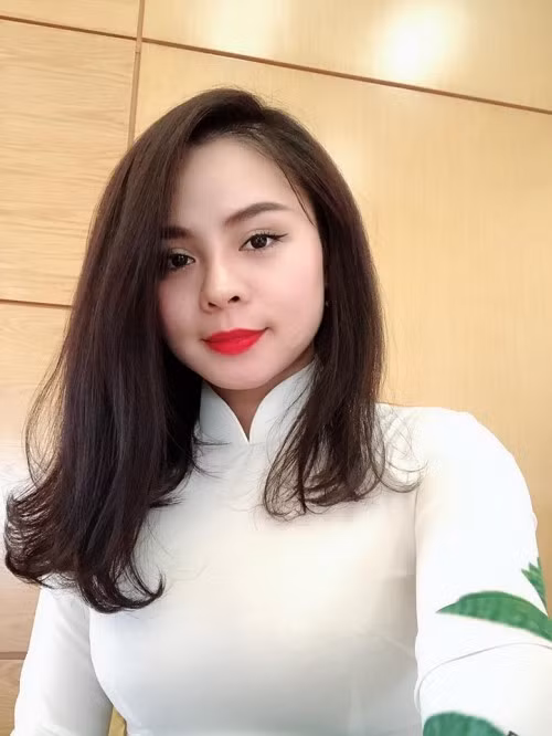 Là em gái, nên Lê Quỳnh đồng hành cùng anh trai trong rất nhiều sự kiện và các clip livestream. Cô còn thay mặt Hoa Vinh giải thích về phát ngôn "không nhận lời hát đám cưới" gây ồn ào thời gian qua.
