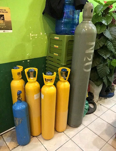 Còn với những trường hợp chủ shop tính đến sự an toàn thì họ sẽ hứa hẹn với khách hàng là để lại địa chỉ trong phần tin nhắn và sẽ có người chuyển đến tận tay. Giá vận chuyển hàng thì chỉ bằng với những món đồ bình thường giao động từ 30.000 - 50.000 đồng tùy theo quãng đường di chuyển.