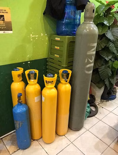 Còn với những trường hợp chủ shop tính đến sự an toàn thì họ sẽ hứa hẹn với khách hàng là để lại địa chỉ trong phần tin nhắn và sẽ có người chuyển đến tận tay. Giá vận chuyển hàng thì chỉ bằng với những món đồ bình thường giao động từ 30.000 - 50.000 đồng tùy theo quãng đường di chuyển.