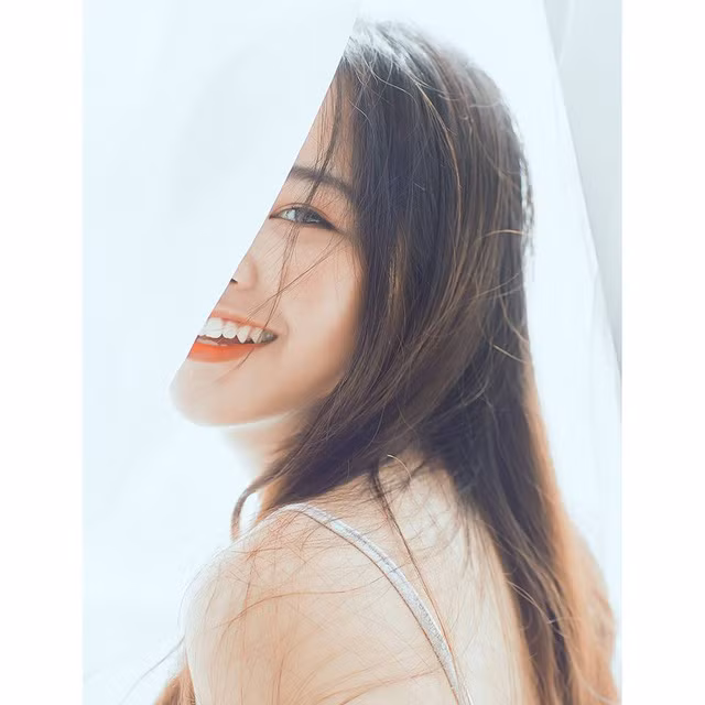 Cô nàng sinh năm 1999 này biết vẽ tranh, từng thử sức với vai trò người mẫu ảnh nữa và dựng một vài tình huống trong sê ri Camera giấu kín của ANTV.