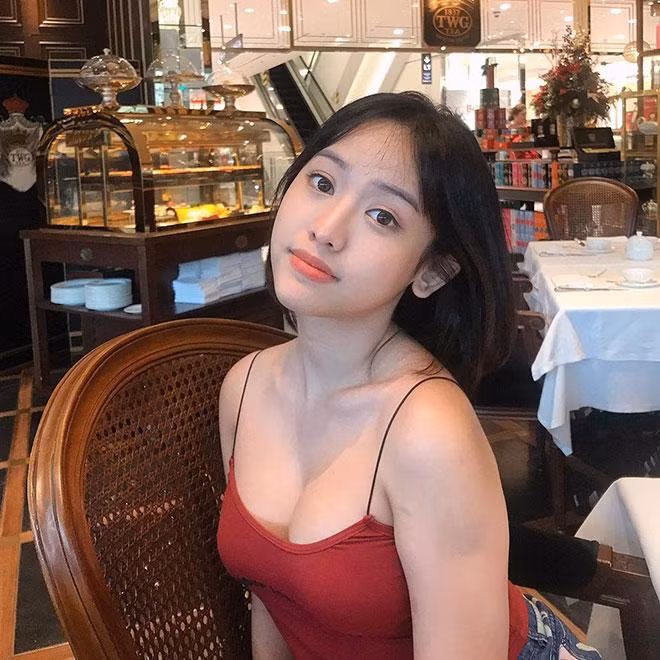 Theo đó, nàng hot girl thị phi diện trang phục bikini màu trắng, khoác áo hững hờ tạo dáng sang chảnh bên bể bơi. Nhưng thực tế thì bức ảnh được chụp lén cho thấy vóc dáng thật của Thúy Vi ở ngoài đời phì nhiêu, sồ sề thấy rõ.