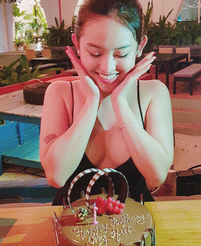 Bên cạnh những lời khen, dân mạng cũng nhanh chóng soi ra cô nàng đã sử dụng phần mềm chỉnh ảnh quá đà đến "bóp méo" cả sự thật, đặc biệt là ở phần bụng và đùi.