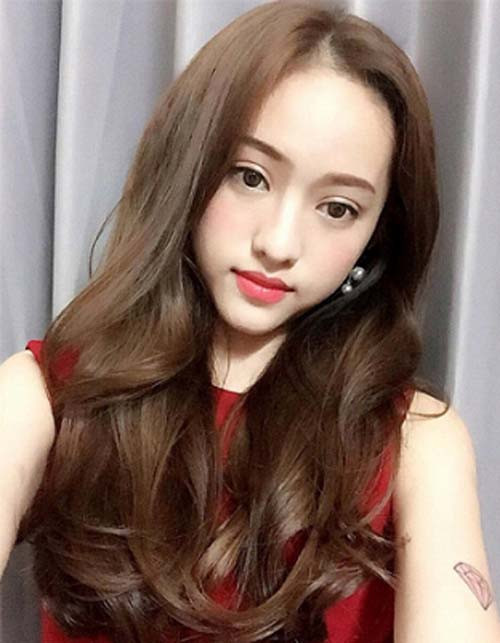 Trong bức hình chưa được photoshop, Thúy Vi lộ chiều cao không cân đối, 2 bắp tay khá to, gương mặt già, các đường nét không có gì nổi bật.
