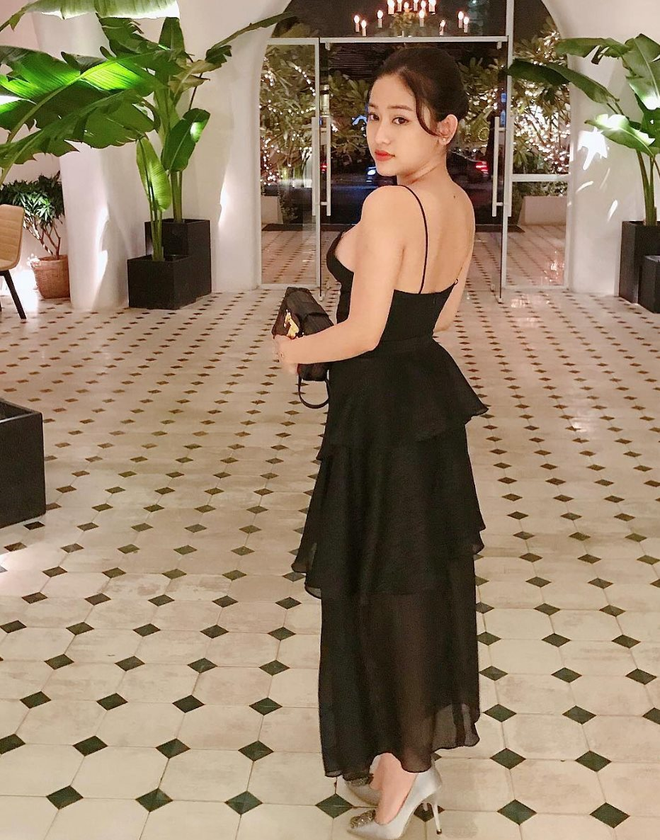 Mới đây, trong loạt ảnh chào mừng Giáng sinh, Thúy Vi khoe sắc vóc bằng cách diện đồ bơi khá quyến rũ và ngay lập tức thu hút sự soi mói của dân mạng.