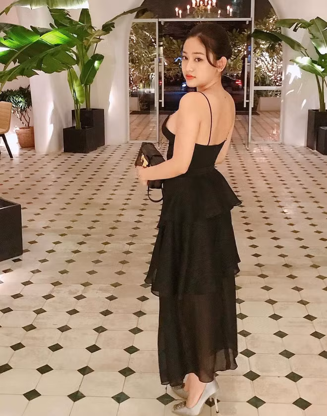 Mới đây, trong loạt ảnh chào mừng Giáng sinh, Thúy Vi khoe sắc vóc bằng cách diện đồ bơi khá quyến rũ và ngay lập tức thu hút sự soi mói của dân mạng.