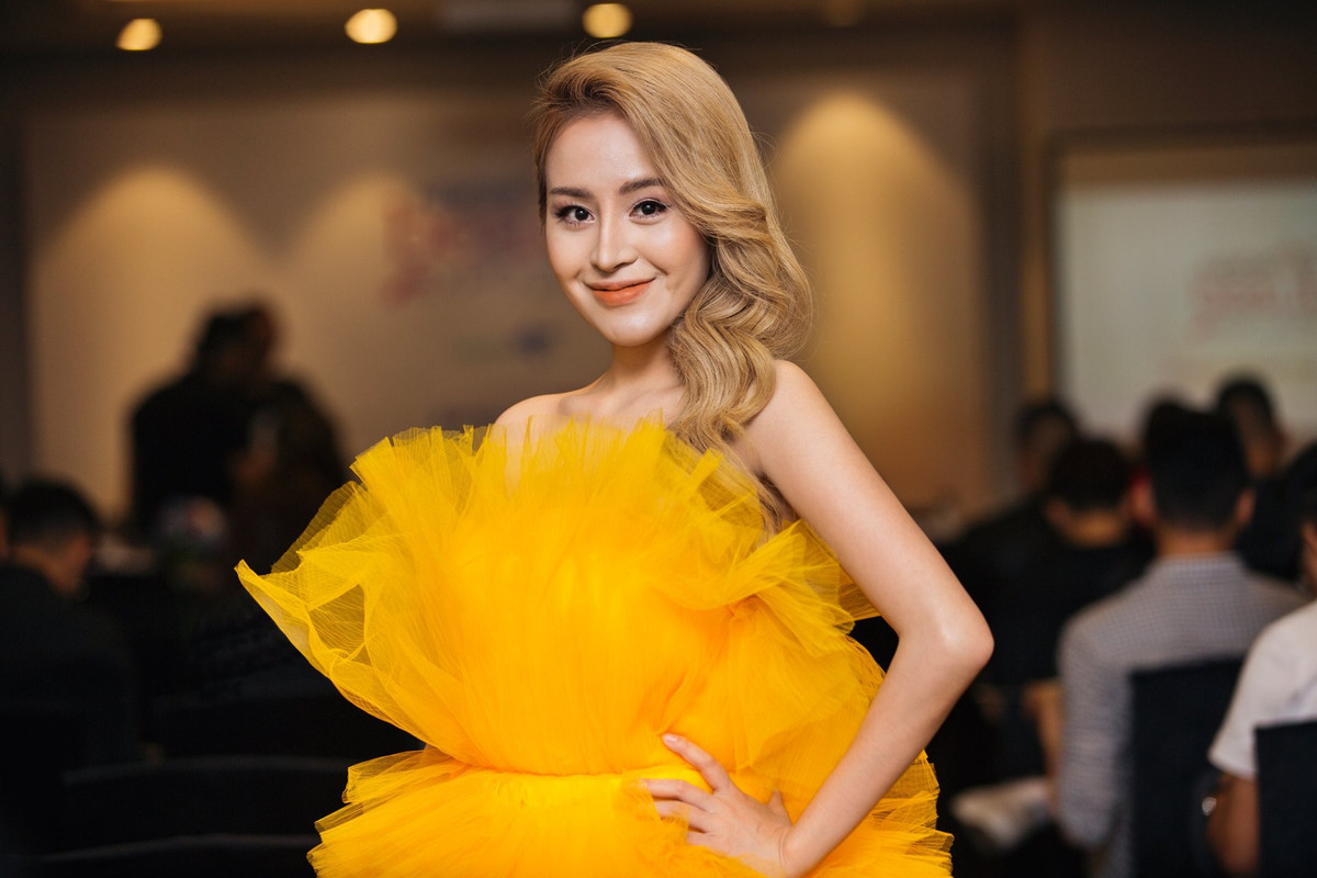 Trên trang cá nhân của mình, Bà Tưng thường khoe những lần xuất hiện ở những sự kiện. Nhưng thay vì ăn mặc hở hang như trước đây, giờ cô gái 9X này biết chăm sóc hình tượng hơn để tránh việc thị phi.