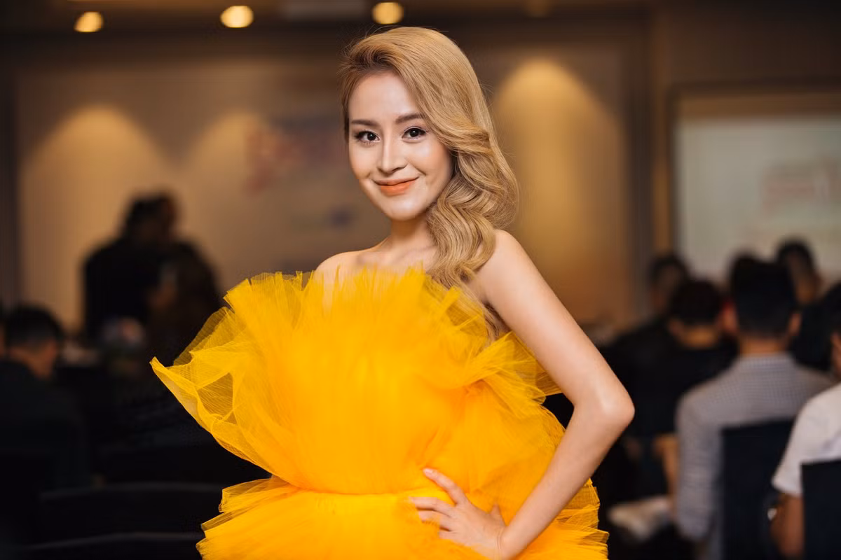 Trên trang cá nhân của mình, Bà Tưng thường khoe những lần xuất hiện ở những sự kiện. Nhưng thay vì ăn mặc hở hang như trước đây, giờ cô gái 9X này biết chăm sóc hình tượng hơn để tránh việc thị phi.