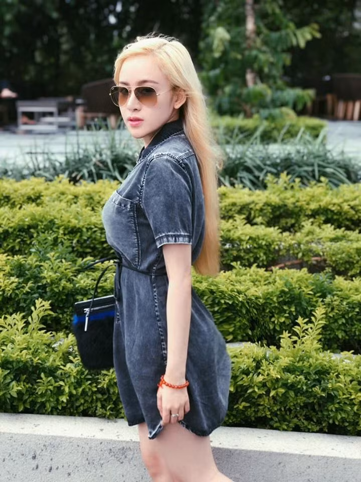 Chia sẻ về cuộc sống hiện tại, thảm họa MXH Bà Tưng cho biết, hiện tại cô nhận các hợp đồng làm mẫu quảng cáo và làm người mẫu thời trang để có thu nhập.