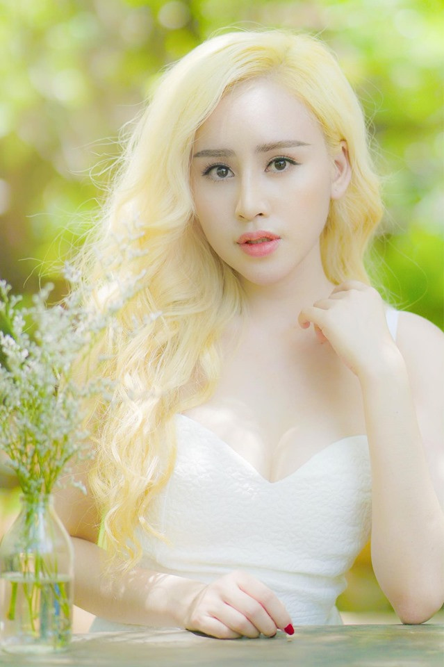 Không chỉ có nguồn thu nhập từ việc làm người mẫu ảnh và đống TVC quảng cáo, Bà Tưng còn hé lộ cô có duyên với việc buôn bán "đất cát".