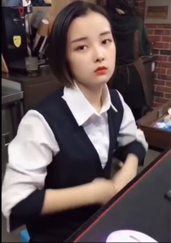 Ngắm nhìn nhan sắc của Đóa Nhi, nhiều dân mạng còn gọi cô với biệt danh "Em gái DJ Soda" nhờ vẻ ngoài cực giống nữ DJ đình đám Hàn Quốc và khu vực châu Á.