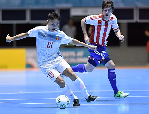 Thua dam 7-1 truoc Paraguay, Futsal Viet Nam ve voi mat dat-Hinh-2