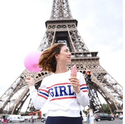 Cô gái người Sydney, Australia này đã quyết định chuyển đến Paris với mơ ước được sống ở nước ngoài. Một mình ở thành phố, cô đã mua những quả bóng bay màu hồng để ăn mừng và cùng nó đi khám phá thủ đô nước Pháp.