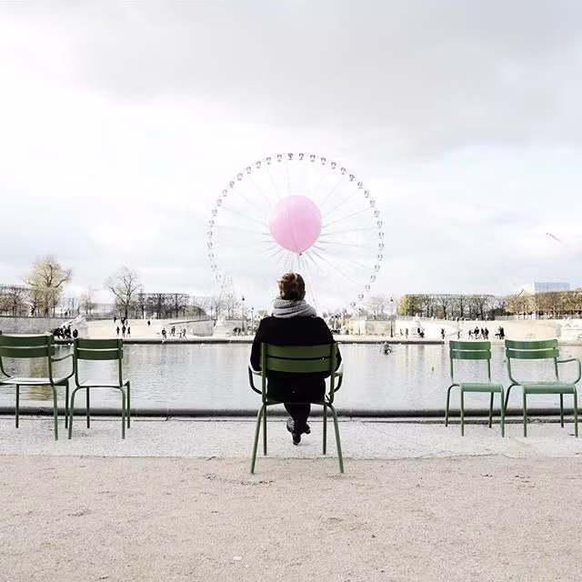 Mới đây, cư dân mạng đã để ý đến cô gái có tên là Anna Dawson (32 tuổi) khá nhiều khi cô có hành động khá kì lạ đó là du lịch khắp tất cả hang cùng ngõ hẻm của kinh đô Paris với người bạn đồng hành đặc biệt là trái bóng bay màu hồng.