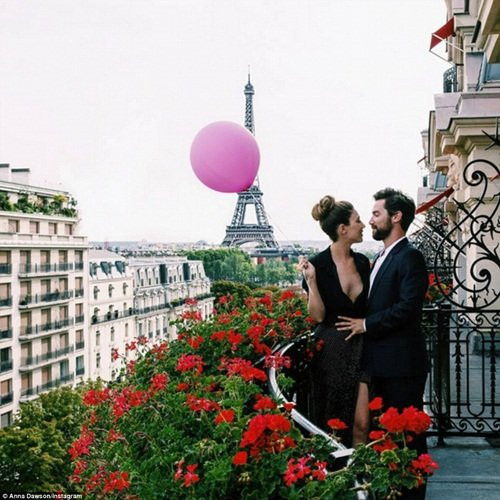 Dawson chia sẻ rằng cô đã liên tục làm việc sau khi bước ra khỏi ghế nhà trường. Nhưng cuối cùng cô đã quyết định bỏ lại tất cả đằng sau vì muốn làm một thứ gì khác cho hạnh phúc của riêng mình.