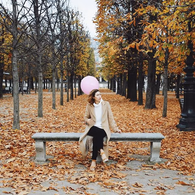 Với ý tưởng độc đáo này, cô đã liên tục ghi lại những khoảnh khắc khám phá thành phố Paris xinh đẹp cùng với quả bóng. Trong những bức ảnh được cô đăng tải khá đều đặn trên Instagram đều có sự xuất hiện của quả bóng hồng.