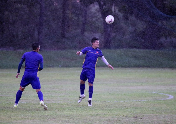 Bầu trời tại Bacolod bất ngờ đổ cơn mưa nhưng nó không khiến các cầu thủ đội tuyển Việt Nam nao núng mà thay vào đó là tinh thần tập luyện có phần hăng say hơn.